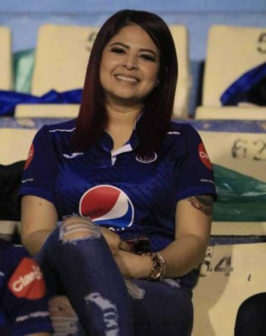 Otra de las aficionadas del Motagua que robó miradas en el estadio Nacional.