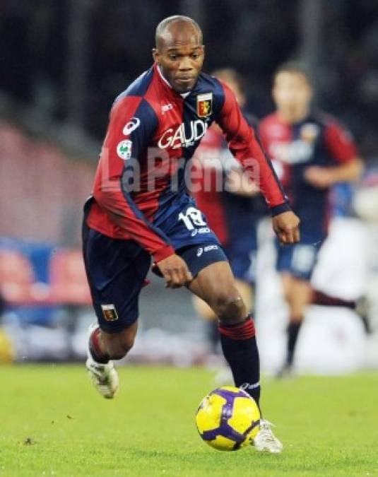 David Suazo también jugó en el Genoa de Italia. El 6 de enero de 2009 el atacante debutó anotando, en la derrota de su equipo ante el A.C. Milan por 2-5.