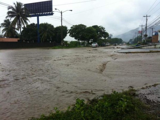 El bulevar del sur en San Pedro Sula permanecía inundado por las constantes lluvias.