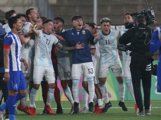 Argentina's players celebrate after defeating Honduras 4-1 to win the Men's Football Gold Medal Match during the Lima 2019 Pan-American Games in Lima on August 10, 2019. (Photo by Luka GONZALES / AFP)