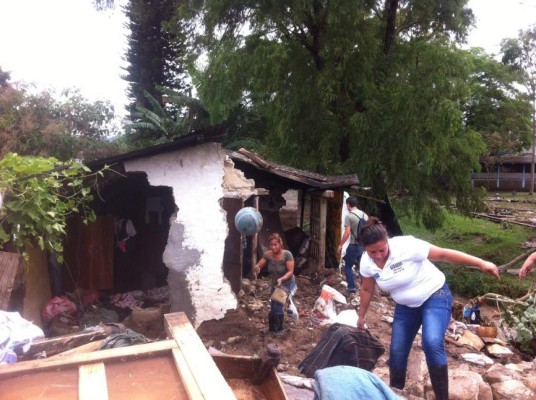 Bomberos rescatan a joven tras quedar soterrado en su casa