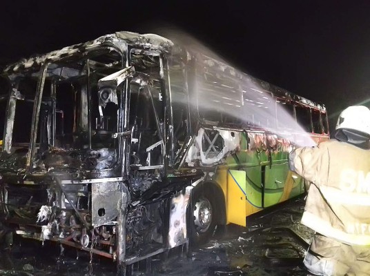 Incendian autobús de la empresa Los Costeños