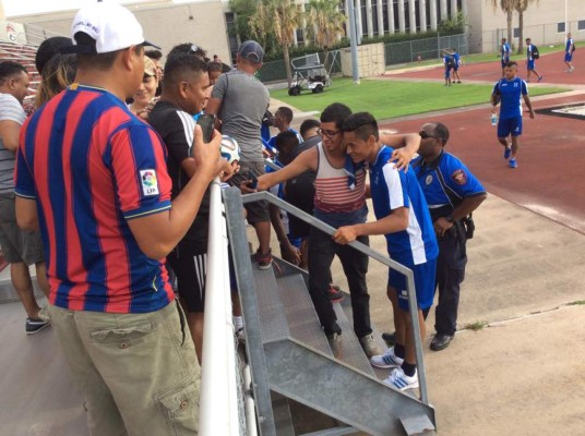 Afición catracha cobija a la Selección de Honduras en Houston