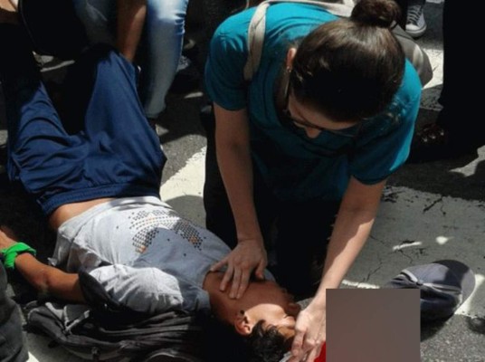Mueren dos estudiantes en masiva protesta contra Maduro