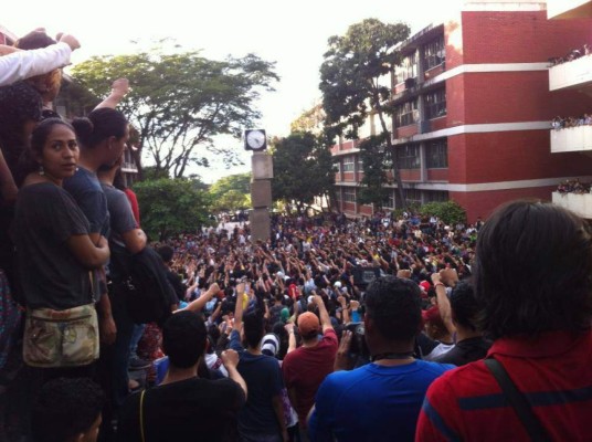 Estudiantes mantienen tomados siete edificios en la Unah