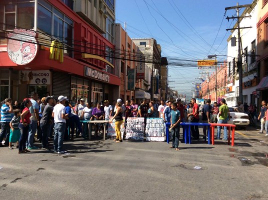 Vendedores ambulantes se toman la tercera avenida en San Pedro Sula