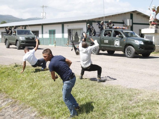 Los miembros de la Policía Militar son entrenados en tácticas antiterrorismo.