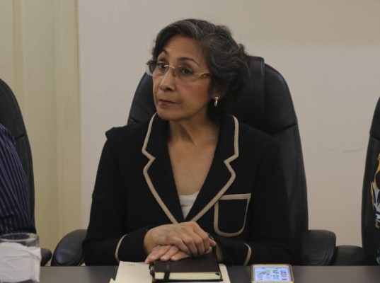 Maribel Espinoza retira precandidatura Liberal