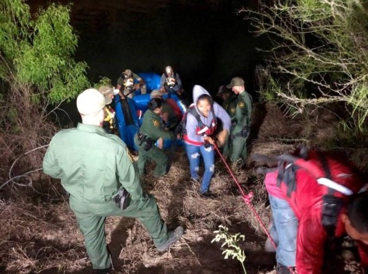 Patrulla Fronteriza rescata a inmigrantes arrastrados por Río Bravo