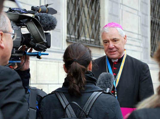 Cardenal denuncia 'maltrato' del Papa a empleados del Vaticano