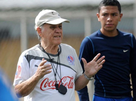 Olimpia despide con emotivo video a Chelato Uclés