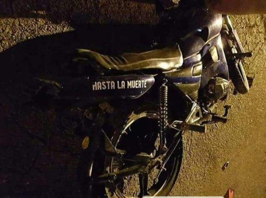Novios que iban en motocicleta mueren en accidente en La Ceiba