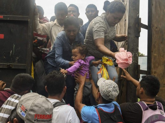 Caravana de migrantes hondureños en tensa espera en frontera con México