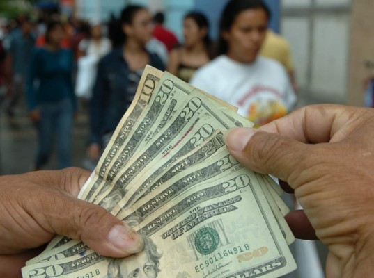 Monedas centroamericanas aguantan pulso con el dólar