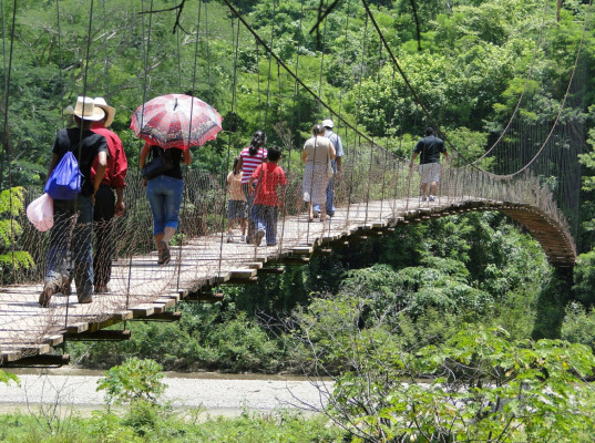 15 años tienen 30,000 habitantes de luchar por puente y carretera