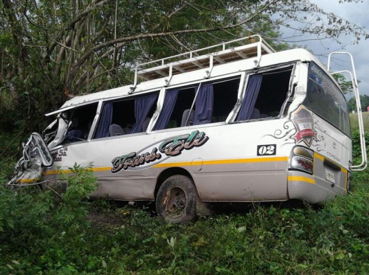 Un muerto y 7 heridos al accidentarse bus en Yoro
