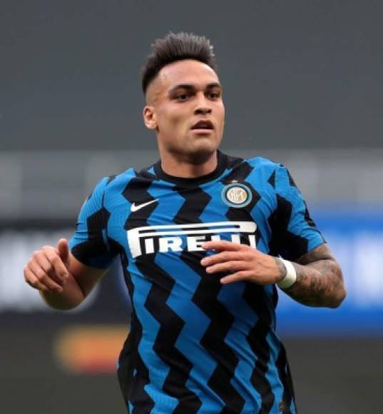 El Inter de Milán quiere blindar a Lautaro Martínez. El club italiano le habría ofrecido al reciente campeón de la Copa América un aumento del salario hasta llegar a unos cinco millones. Esta oferta, según el portal Sempre Inter, habría sido rechazada por el argentino, ya que él considera que su sueldo debe ser más alto.