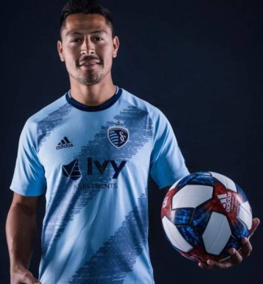 El mediocampista hondureño Roger Espinoza seguirá una temporada más en el Sporting Kansas City de la MLS, así lo confirmó el club estadounidense al anunciar la renovación del catracho.