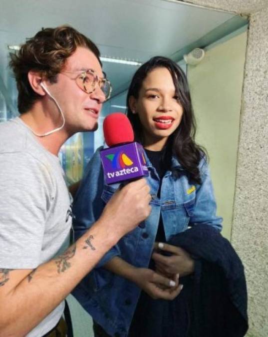 Antes de salir a ser recibida por sus fanáticos, que aguardaban con alegría en la sala de espera del Villeda Morales, Angie fue entrevistada por la sede hondureña de TV Azteca, productor de La Academia.