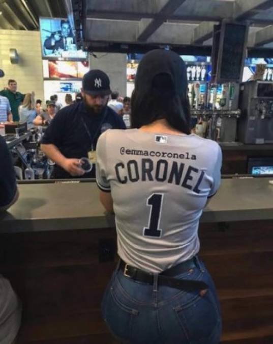 Una mujer de espaldas con la silueta de Emma Coronel vestida con una camisa de apoyo a los Yankees también circula en las redes.