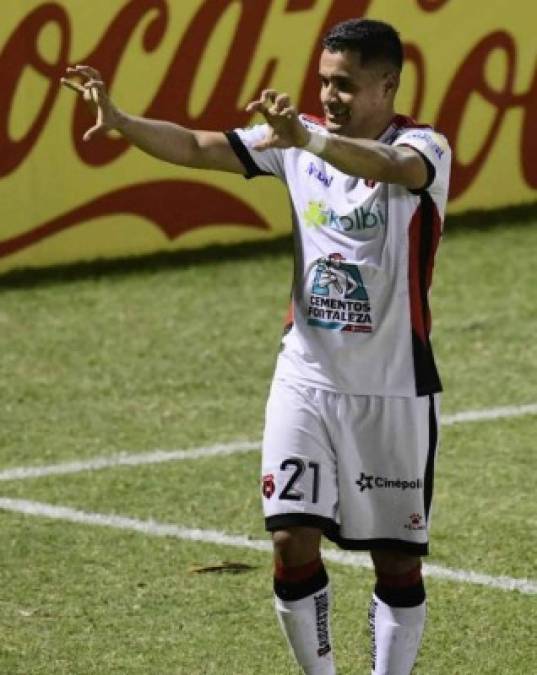 Roger Rojas. Tras haber anotado en la victoria de 2-1 del Alajuelense ante Real España, el delantero hondureño señaló que posiblemente siga en el club manudo pese a los rumores de un posible interés que tienen por sus servicios en Irán. 'Me debo al Alajuela, aquí estoy feliz, me han tratado muy bien', dijo el atacante catracho.<br/>