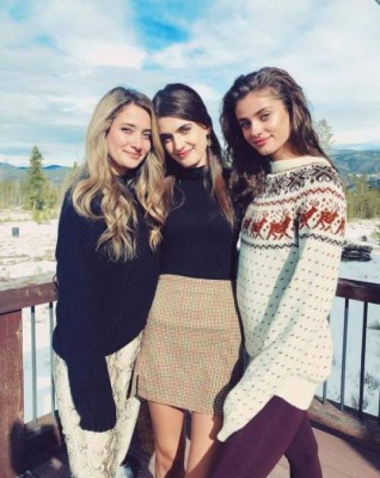 La modelo de Victoria's Secret Taylor Hill envío un saludo desde casa posando junto a sus hermanas.<br/>