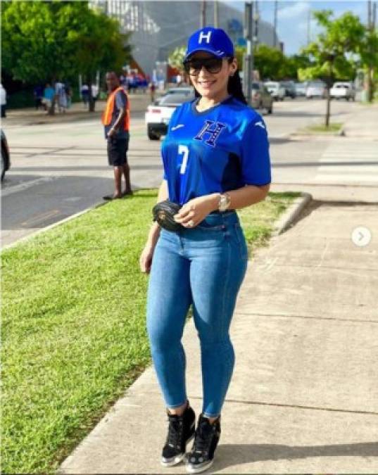 Virginia Varela, esposa de Emilio Izaguirre, deslumbró en el BBVA Compass Stadium y así llegó a apoyar a su marido y a la Selección de Honduras. Hermosa.