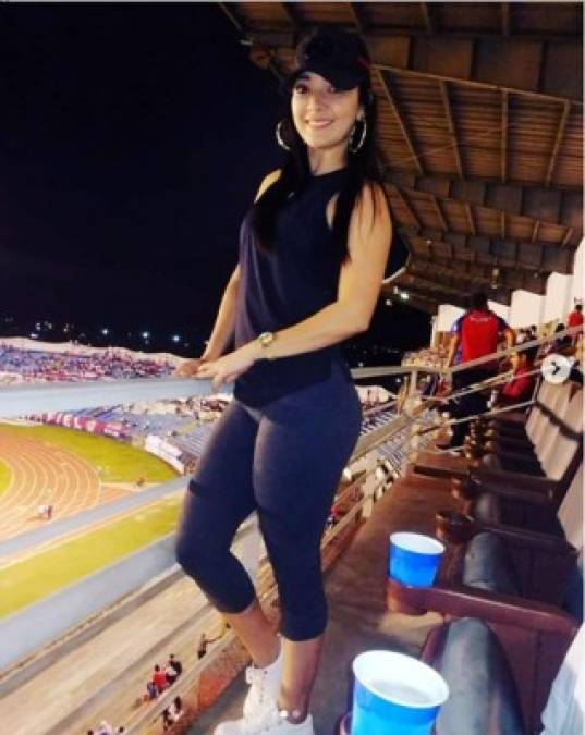 Amada Karin en una ida al estadio Olímpico en un partido del Olimpia, al que fue con Dani Turcios.