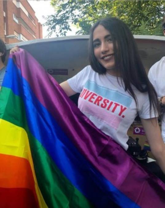 Al igual que Ángela Ponce, su hermana Amanda apoya el movimiento LGBTQ para la igualdad de derechos en la comunidad homosexual.