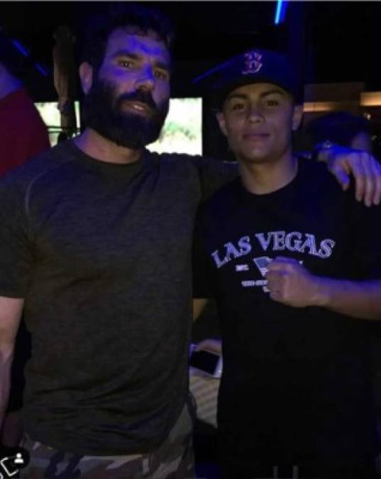 Danny González en una imagen que subió a su Instagram junto a Dan Bilzerian, el famoso jugador profesional de póquer, actor y una celebridad de internet.