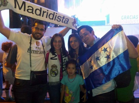 Bandera de Honduras en festejos de aficionados del Real Madrid en España