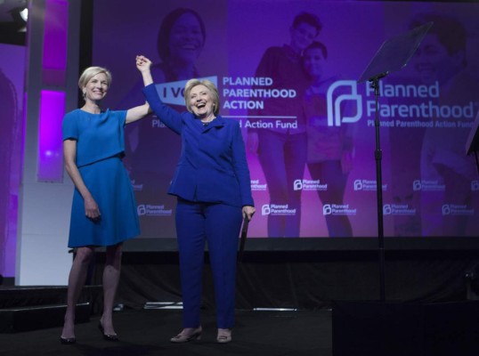 Clinton reivindica derecho al aborto en el centro de su campaña
