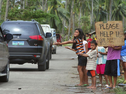 Filipinas: Miles buscan agua en medio de los cadáveres y el desastre
