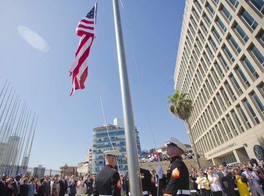 Bandera de EUA ya ondea en flamante embajada en Cuba