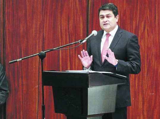 Presidente de Honduras condiciona asistencia a toma de Sánchez Cerén