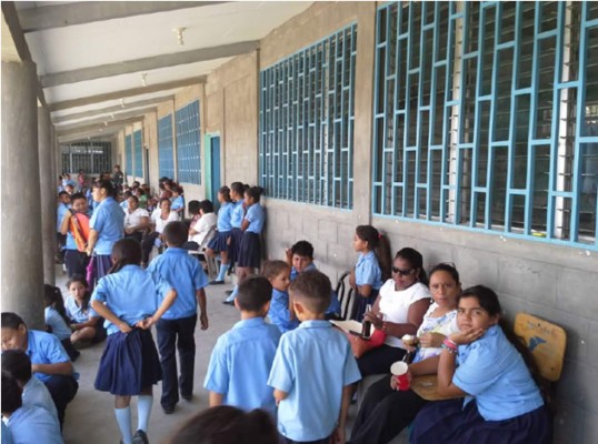 Niños de Omoa estrenan escuela hasta con Internet inalámbrico