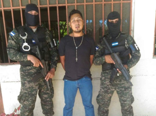 Detienen a hombre que intimidaba a votantes con AK-47