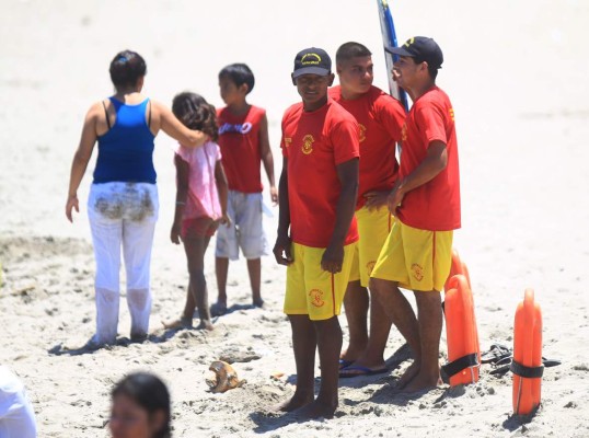 Más de 100 mil turistas llegan a diario a las playas de Tela