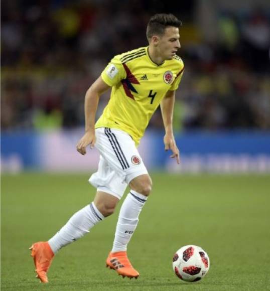 MOSCOW, RUSSIA - JULY 03: Santiago Arias of Colombia passes the ball during the 2018 FIFA World Cup Russia Round of 16 match between Colombia and England at Spartak Stadium on July 3, 2018 in Moscow, Russia. (Photo by Ryan Pierse/Getty Images)
