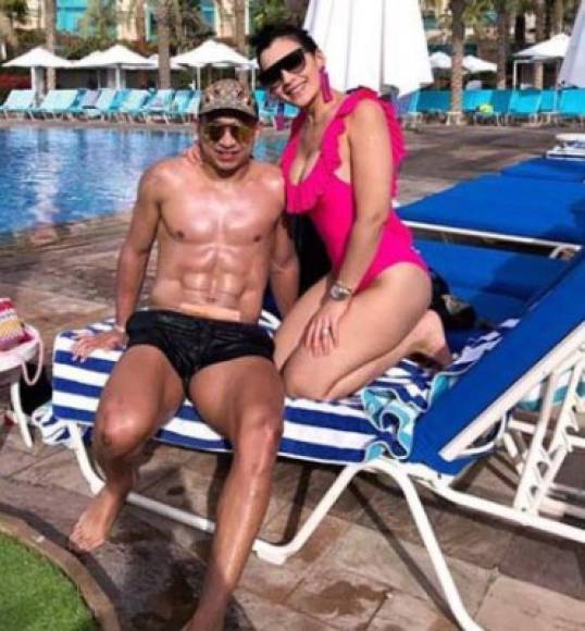 El jugador hondureño al lado de su encantadora esposa Virginia Varela. La pareja disfruta a lo grande de Dubái.