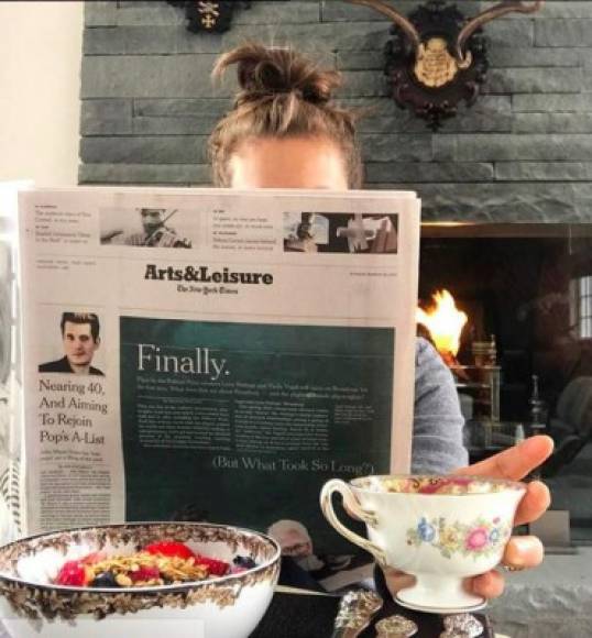 Como buena neoyorquina, Thalía comienza sus mañanas leyendo The New York Times por las mañanas, claro acompañado de su desayuno en una hermosa vajilla de porcelana inglesa. Cabe mencionar que, Thalía no desayuna caualquier cosa, las frutas y demás alimentos nutritivos no pueden faltar en los platillos de la esposa de Tommy Mottola.