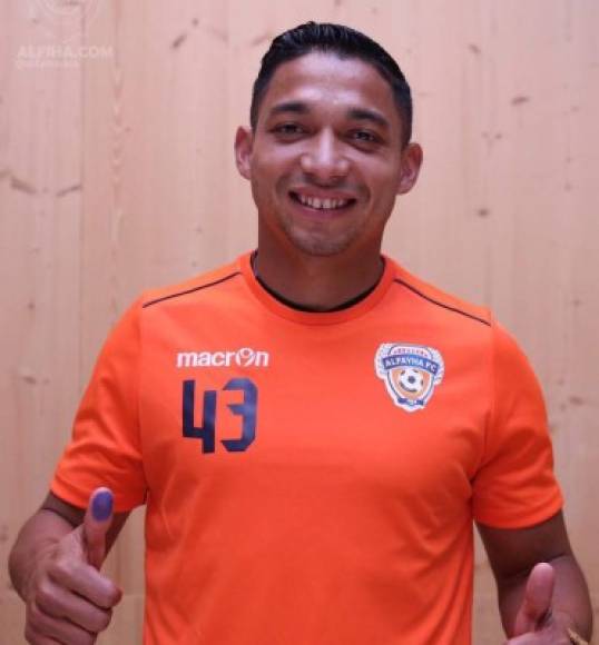 Emilio Izaguirre: Oficialmente ha dejado tras siete años al Celtic de Escocia y este lunes ha sido presentado como el nuevo jugador del Al-Feiha FC de la primera división de la Liga de Arabia Saudita. Este equipo, que viene de ascender a la primera categoría, compró la ficha del catracho en 6 millones ryales saudi, unos 1.6 millones de dólares, confirmaron medios de dicha nación.Una de las notas curiosas en la presentación de Emilio, es que le han asignado el dorsal número 43 por lo que no deja de sorprender.