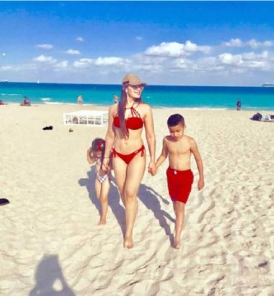 La despampanante hondureña disfruta de las playas de Miami junto a sus hijos.