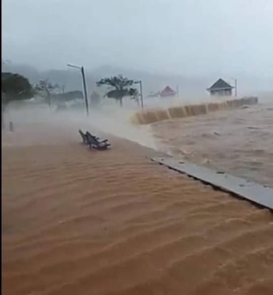 Hasta ahora, las lluvias más intensas se han registrado en Punta Cana y otros puntos del este, así como en Samaná, y Santiago, la segunda ciudad del país, causando severas inundaciones.