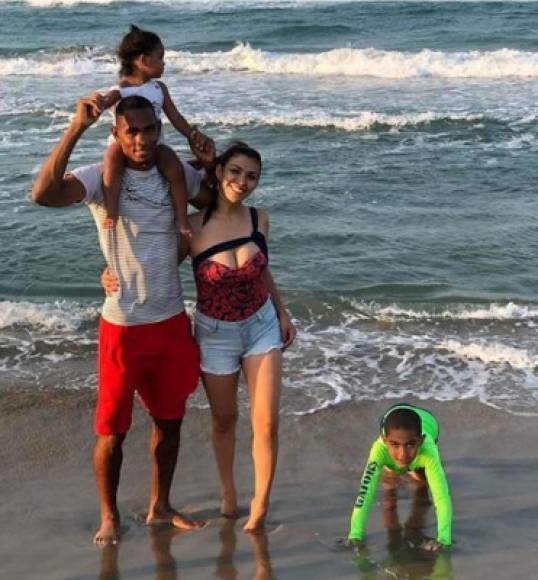 Jerry Bengtson, delantero del Olimpia, disfrutando de los días libres del verano con su esposa Yarely Espinal y sus hijos.