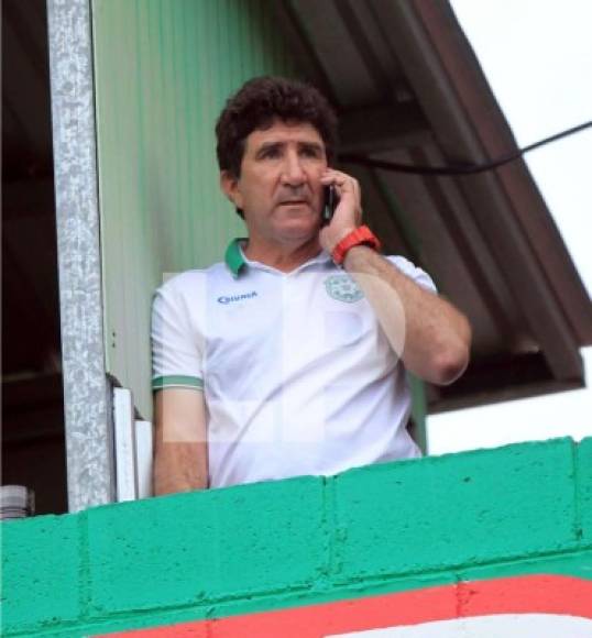 El entrenador del Marathón, Héctor Vargas, no estuvo en el banquillo por su castigo de cuatro partidos pero eso no le impidió dar indicaciones.