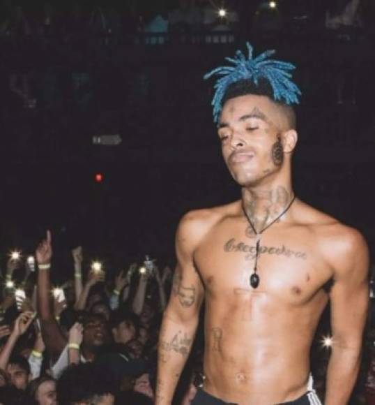 El momento de su muerte, XXXTentacion, cuyo nombre real era Jahseh Onfroy, estaba a la espera de un juicio por un caso de abuso doméstico; el rapero fue acusado de golpear a novia embarazada.<br/><br/>Onfroy saltó a la fama después de su single de 2016 'Look at Me!' Su álbum debut de estudio, '17', alcanzó el número 2 en la lista de Billboard 200.<br/><br/>El segundo álbum de estudio de Onfroy, '?', Debutó en la lista de álbumes de Billboard en el número 1 en marzo y ha seguido ganando premios después de su muerte.