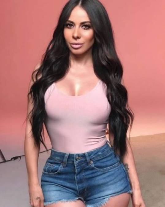 La conductora de Fox Sports, Jimena Sánchez cuenta con poco más de 6 millones de seguidores en su cuenta de Instagram y cada que comparte alguna imagen es muy comparada con el parecido que tiene la empresaria Kim Kardashian.<br/><br/>