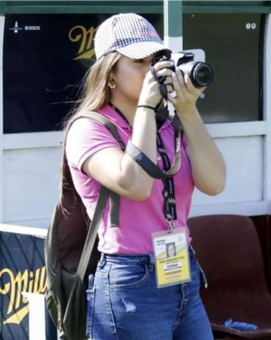 La periodista deportiva Karla López estuvo tomando fotos del derbi sampedrano.