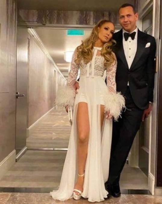 Después de la ceremonia de premios la JLo cambió su vestido por uno más cómoda para el after party de la CAA. <a href='https://www.laprensa.hn/fotogalerias/farandula/1346585-410/parejas-famosos-llenaron-de-amor-alfombra-roja-globos-oro-2020' style='color:red;text-decoration:underline' target='_blank'>Parejas de famosos llenaron de amor la alfombra roja de los Globos de Oro</a><br/>